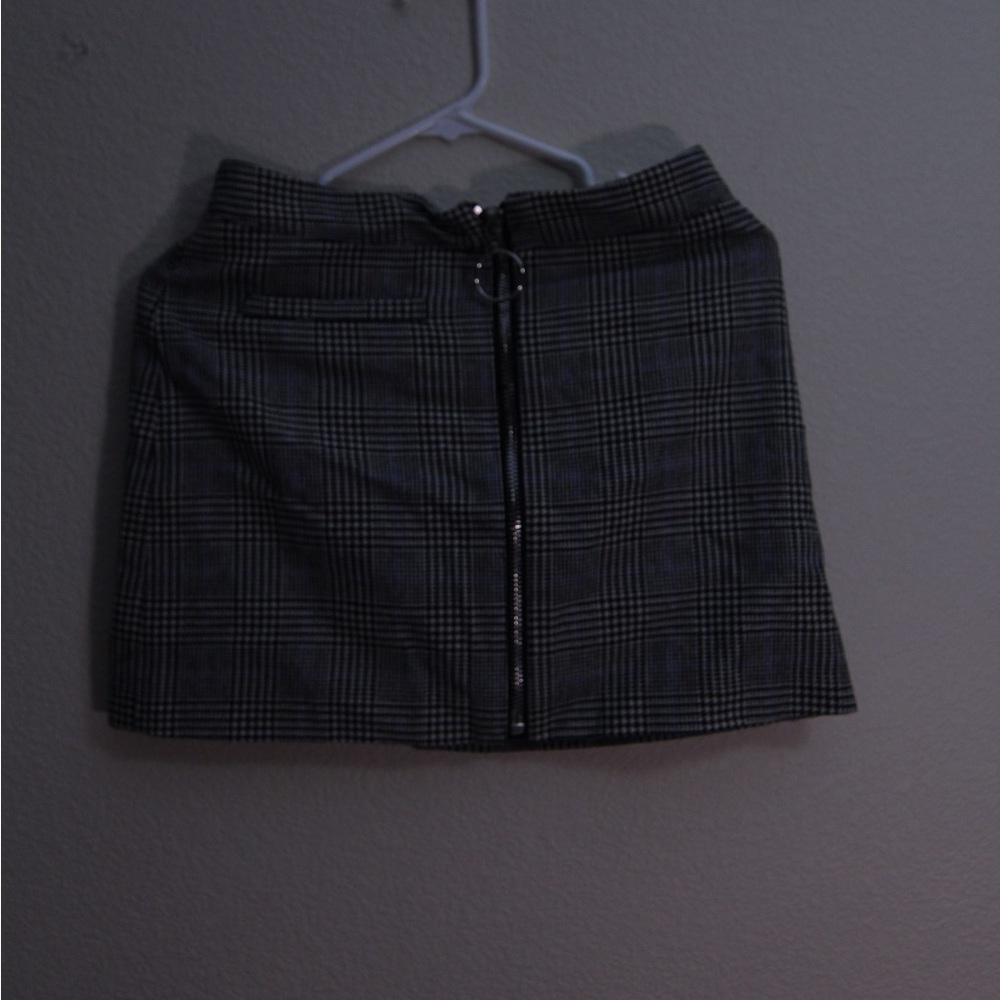 Forever 21 - Front zip-up mini skirt. Size: M